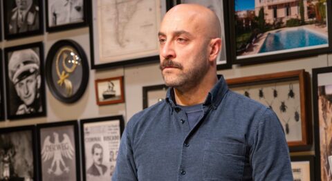 « La disparition de Josef Mengele » : Mikaël Chirinian livre une interprétation saisissante du roman d’Olivier Guez, à ne pas manquer ! - Critique sortie Avignon / 2024 Avignon Avignon Off. Théâtre du Chêne Noir