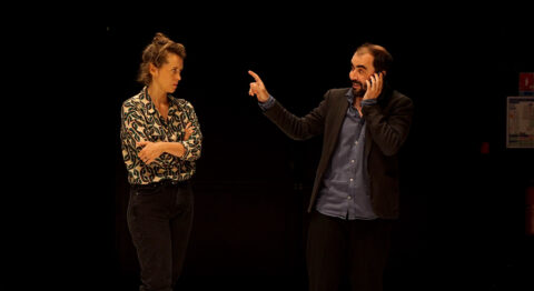 Avec “Les guêpes de l’été nous piquent encore en novembre”, Yordan Goldwaser plonge ses comédiens au plus profond du théâtre de l’Absurde - Critique sortie Avignon / 2024 Avignon Théâtre du Train Bleu