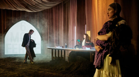 Lorraine de Sagazan crée « Léviathan » : une mise en jeu saisissante et troublante du système judiciaire - Critique sortie Avignon / 2024 Avignon Gymnase du Lycée Aubanel