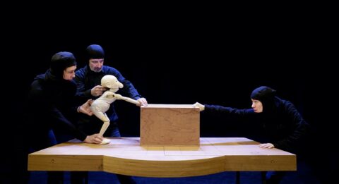 Cécile Maidon, Noémie Vincart et Michel Villée créent « Pouvoir », qui allie avec brio le politique et le poétique - Critique sortie Avignon / 2024 Avignon Théâtre des Doms