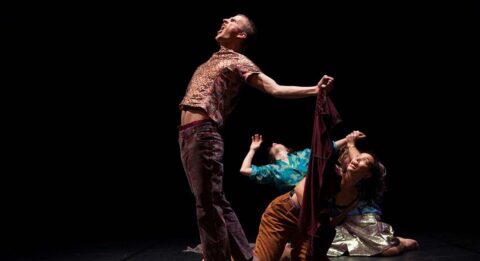 « Tendre Carcasse » d’Arthur Perole, une invitation réjouissante au lâcher prise - Critique sortie Avignon / 2024 Avignon Avignon Off. CDCN Les Hivernales