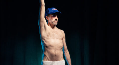 Avec « Tout se pète la gueule, chérie », Frédérick Gravel met en corps des hommes - Critique sortie Avignon / 2024 Avignon Avignon Off. CDCN Les Hivernales