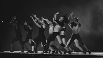 « Carcaça » de Marco da Silva Ferreira, une pièce jubilatoire à l’énergie débridée. - Critique sortie Danse Pontoise Points communs - Théâtre des Louvrais