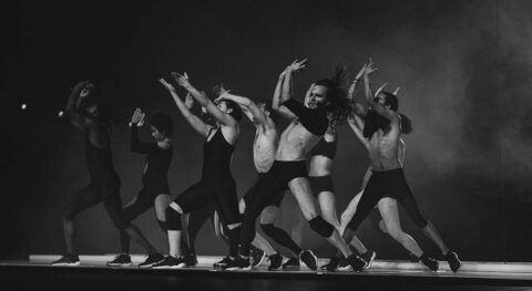 « Carcaça » de Marco da Silva Ferreira, une pièce jubilatoire à l’énergie débridée. - Critique sortie Danse Pontoise Points communs - Théâtre des Louvrais