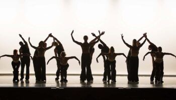 Dance Me – Musique de Leonard Cohen, un vibrant concert dansé avec les Ballets Jazz de Montréal - Critique sortie Danse Paris Théâtre du Châtelet