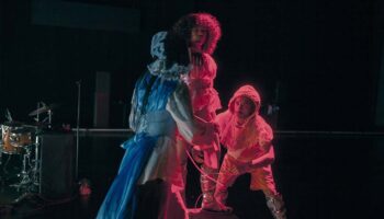 Avec « Fampitaha, fampita, fampitàna », Soa Ratsifandrihana décolonise en danses, récits et musique - Critique sortie Danse Bobigny MC93