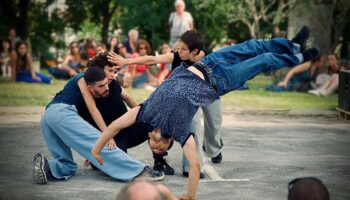 Jann Gallois renoue avec l’ « In situ » et la proximité avec le public. - Critique sortie Danse Suresnes Théâtre de Suresnes