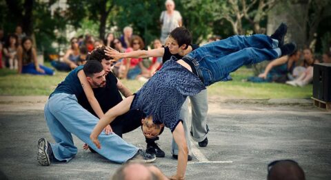 Jann Gallois renoue avec l’ « In situ » et la proximité avec le public. - Critique sortie Danse Suresnes Théâtre de Suresnes