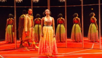 Julia Vidit reprend sa mise en scène du « Menteur » de Corneille, une version contemporaine qui swingue - Critique sortie  Nice