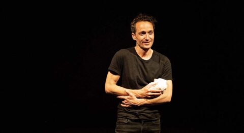 « Le premier sexe, ou la grosse arnaque de la virilité », un spectacle drôle et instructif de de Mickaël Délis - Critique sortie Théâtre Paris La Scala Paris