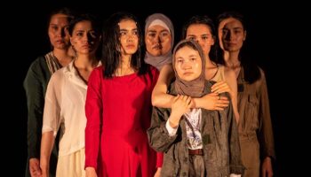« Les Messagères », splendide chœur de femmes éprises de liberté d’après Antigone de Sophocle dans la mise en scène de Jean Bellorini - Critique sortie Théâtre Paris Théâtre des Bouffes du Nord