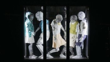 Élise Vigneron met en scène « Les Vagues » de Virginia Woolf avec des marionnettes de glace - Critique sortie  Nice