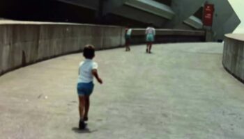 Gurshad Shaheman et Dany Boudreault présentent « Sur tes traces », portrait croisé doublé d’un carnet de voyage - Critique sortie Théâtre Paris Théâtre de la Bastille