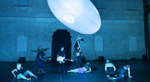 Dimitri Chamblas redonne vie à son « Takemehome » très rock avec la musicienne Kim Gordon - Critique sortie Danse Paris Chaillot - Théâtre national de la danse