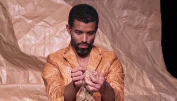 « Il Faux » : Calixto Neto livre un solo qui mêle danse, ventriloquie et manipulation d’objet - Critique sortie  Cergy