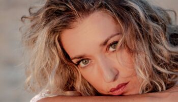 La pianiste Laure Favre-Kahn propose un disque original : « Les Dédicaces » - Critique sortie Classique / Opéra Vincennes Auditorium Cœur de Ville