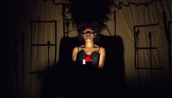 « Médéa Mountains » Alima Hamel, guidée par Aurélien Bory, chante les morts et répare les vivants - Critique sortie Théâtre Ivry-sur-Seine Théâtre des Quartiers d'Ivry - CDN - Manufacture des Œillets