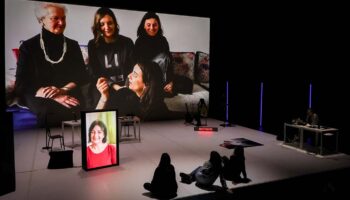 Aurélie Charon et Amélie Bonnin présentent « Radio Live – Vivantes », un spectacle sur la guerre, la résistance, l’engagement… - Critique sortie  Annecy Bonlieu - Scène nationale Annecy