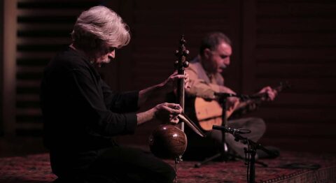 Kayhan Kalhor le plus grand musicien persan vivant, en duo complice avec le Turc Erdal Erzincan - Critique sortie Jazz / Musiques Boulogne-Billancourt La Seine Musicale
