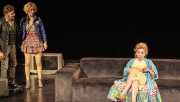 « Projection privée » de Jean-Michel Ribes  : une comédie sombre et absurde sur la dérive d’un couple aliéné par la télévision - Critique sortie Théâtre Paris Théâtre du Petit Saint-Martin