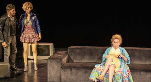 « Projection privée » de Jean-Michel Ribes  : une comédie sombre et absurde sur la dérive d’un couple aliéné par la télévision - Critique sortie Théâtre Paris Théâtre du Petit Saint-Martin