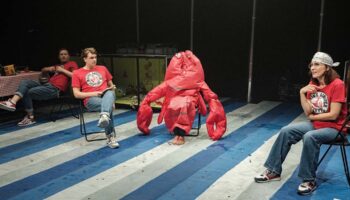 Yana Ross monte le texte de « Consider The Lobster » de David Foster dans un capharnaüm détonant - Critique sortie Théâtre Nanterre Théâtre Nanterre-Amandiers