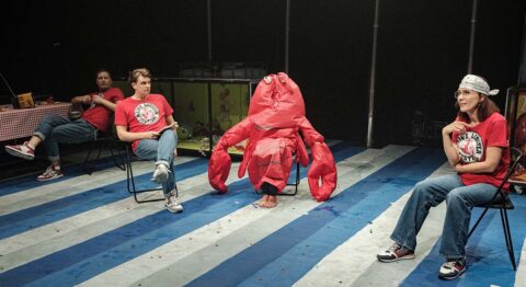 Yana Ross monte le texte de « Consider The Lobster » de David Foster dans un capharnaüm détonant - Critique sortie Théâtre Nanterre Théâtre Nanterre-Amandiers