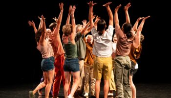 Alice Davazoglou crée « Danser Ensemble » dans une énergie fédératrice - Critique sortie Danse Saint Quentin Théâtre Jean Vilar