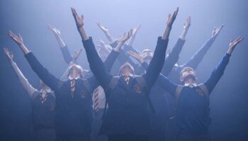 « From England with love » d’Hofesh Shechter, une ode sombre et percutante aux paradoxes britanniques - Critique sortie Danse Paris Les Abbesses / Théâtre de la Ville