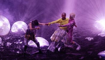 « Glitch Witch » de Meg Stuart, une œuvre étrange à la beauté obscure et entêtante - Critique sortie Danse Bruxelles