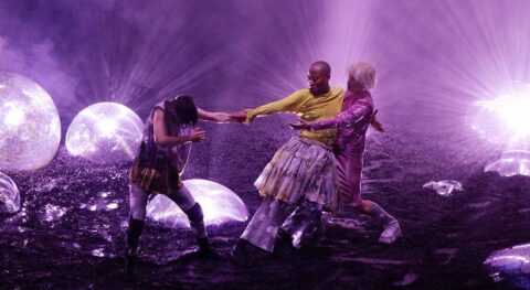 « Glitch Witch » de Meg Stuart, une œuvre étrange à la beauté obscure et entêtante - Critique sortie Danse Bruxelles