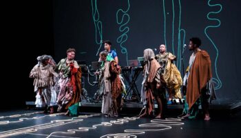 Robyn Orlin et les danseurs du Garage Dance Ensemble présentent “… How in salts desert is it possible to blossom…” - Critique sortie Danse Paris Chaillot - Théâtre national de la danse