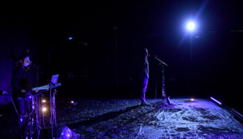 Emmanuelle Bertrand interprète « Imperméable », une enquête autobiographique mise en scène par Camille Daloz - Critique sortie Théâtre Paris Maif Social Club