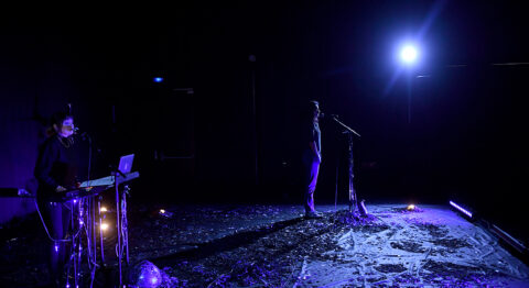 Emmanuelle Bertrand interprète « Imperméable », une enquête autobiographique mise en scène par Camille Daloz - Critique sortie Théâtre Paris Maif Social Club