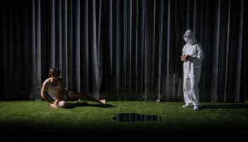 « L’Épreuve » : Robin Ormond revisite Marivaux et fait tourner la machine à à poncifs - Critique sortie Théâtre Paris La Scala