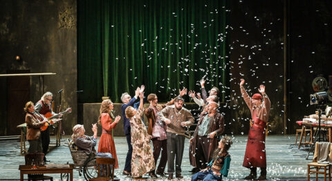 Stéphane Varupenne neutralise en usant des ressors du vaudeville les dimensions politiques et absurdes du « Suicidé » - Critique sortie Théâtre Paris