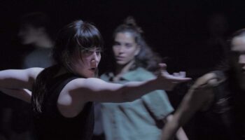 « L’œil nu » : Maud Blandel lie beauté, étrangeté et gravité dans une création en appui sur six danseurs - Critique sortie Danse Montreuil Théâtre Public de Montreuil - CDN