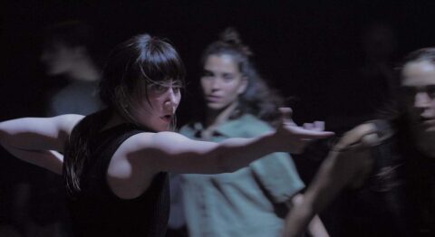 « L’œil nu » : Maud Blandel lie beauté, étrangeté et gravité dans une création en appui sur six danseurs - Critique sortie Danse Montreuil Théâtre Public de Montreuil - CDN