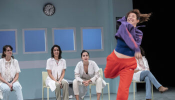 « Psychodrame » de Lisa Guez,  une plongée joyeuse au sein d’un service hospitalier de prise en charge psychothérapeutique - Critique sortie Théâtre Paris Théâtre des Abbesses