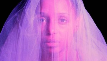 « Tchoko » de Ludmilla Dabo une jeune femme noire rêvant de ressembler à Beyoncé - Critique sortie Théâtre Paris Théâtre 13 Glacière