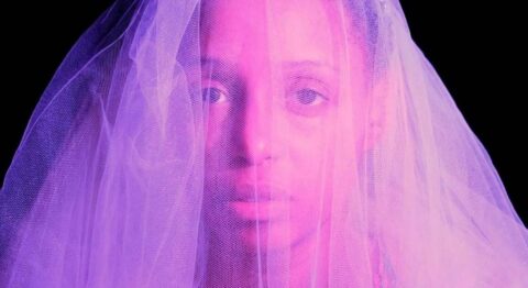 « Tchoko » de Ludmilla Dabo une jeune femme noire rêvant de ressembler à Beyoncé - Critique sortie Théâtre Paris Théâtre 13 Glacière