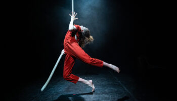 « V », solo de Viivi Roiha virtuose mais obscur - Critique sortie Cirque Boulazac L'Agora - Pôle National Cirque Boulazac Nouvelle-Aquitaine