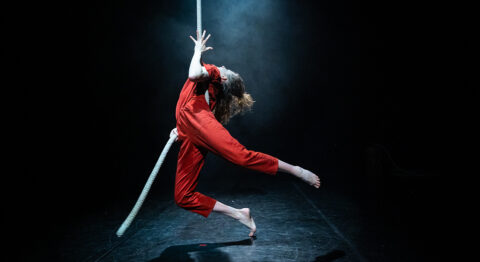 « V », solo de Viivi Roiha virtuose mais obscur - Critique sortie Cirque Boulazac L'Agora - Pôle National Cirque Boulazac Nouvelle-Aquitaine