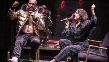 Avec « After Show » du collectif L’Avantage du Doute, le rire est une lumière qui perce la nuit - Critique sortie Théâtre Paris Théâtre du Rond Point