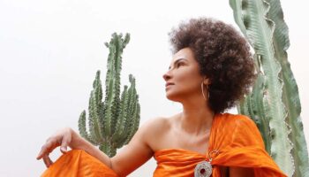 La chanteuse Oum puise l’inspiration au cœur du Sahara occidental - Critique sortie Jazz / Musiques Nanterre Maison de la musique de Nanterre