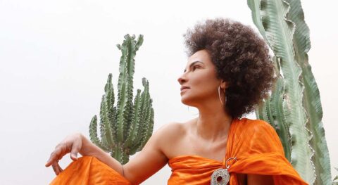 La chanteuse Oum puise l’inspiration au cœur du Sahara occidental - Critique sortie Jazz / Musiques Nanterre Maison de la musique de Nanterre