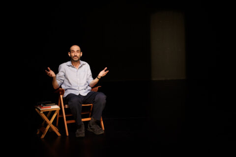 Éric Feldman écrit et interprète « On ne jouait pas à la pétanque dans le ghetto de Varsovie », bouleversant récit de soi autour du traumatisme de la Shoah - Critique sortie Théâtre Paris Théâtre du Rond Point