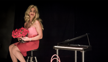 «  Adaptação » de Gabriel F, un seul en scène multiprimé qui ausculte avec humour notre instinct de survie. - Critique sortie Théâtre MC2 : Grenoble – Scène nationale