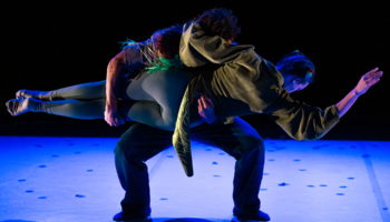 Amala Dianor chorégraphie « Coquilles », belle et captivante  rencontre entre une mante religieuse et un bébé gorille - Critique sortie Danse