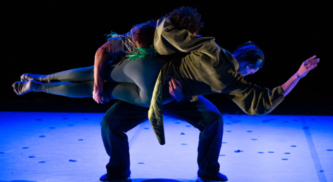 Amala Dianor chorégraphie « Coquilles », belle et captivante  rencontre entre une mante religieuse et un bébé gorille - Critique sortie Danse